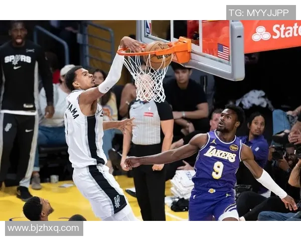 聚焦篮球运动员成长历程与赛场拼搏精神的全面深度解析魅力展现之路